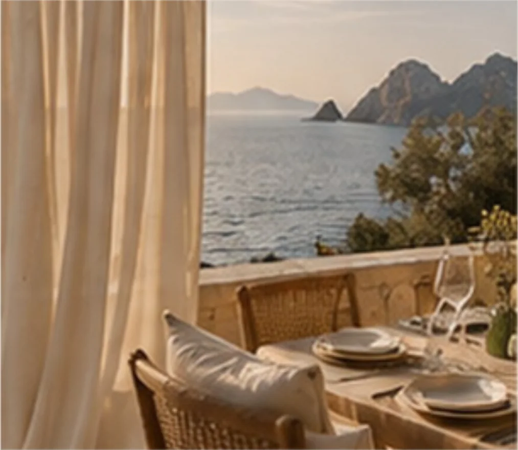 Mesa de almuerzo junto a una cortina de lino y el mar