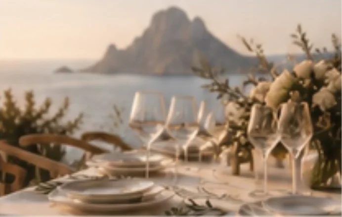 Mesa de verano con copas frente a Es Vedrà